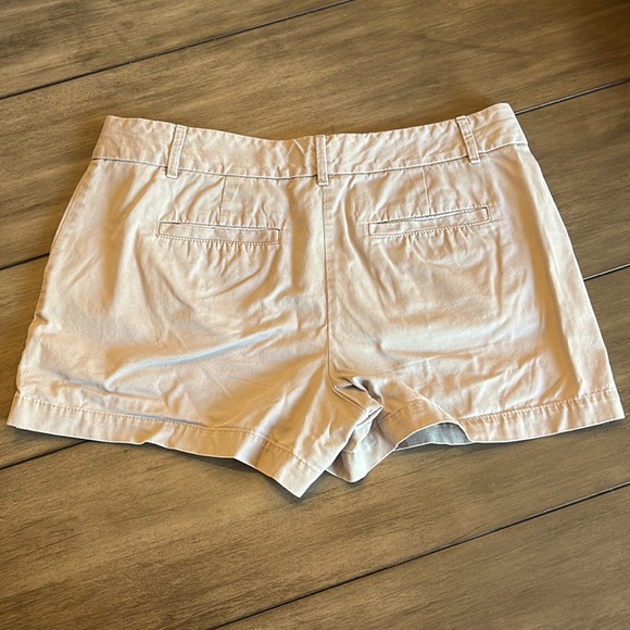 Loft shorts size 6 with 4” inseam. Khaki - Picture 2 of 3